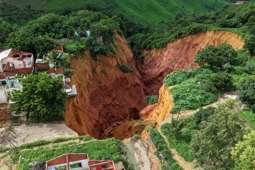 Thành phố ở Brazil ban bố tình trạng khẩn cấp sau khi xuất hiện những hố sụt lớn