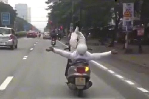 Người đàn ông đi xe máy 'làm xiếc' trên đường ở Nghệ An