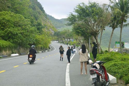 Đứng giữa đường ở Sơn Trà 'đu trend Đại Lý'