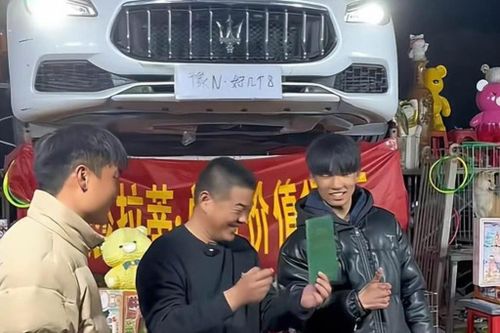 Người đàn ông Trung Quốc thắng ôtô nhờ trò ném vòng ở chợ đêm