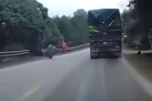 Đang cắt cỏ, người đàn ông bị lốp xe văng trúng tử vong