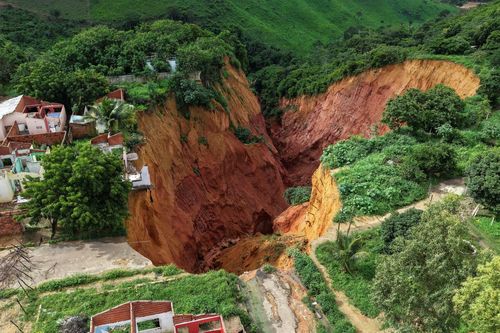 Hố sụt khổng lồ 'dọa' nuốt chửng cả thị trấn ở Brazil
