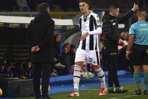 Tiền đạo Serie A bị rút khỏi sân, cả đội 'tẩy chay' vì tranh đá phạt đền với đội trưởng