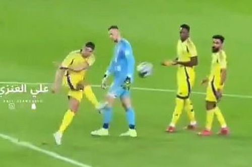 Ronaldo bị chỉ trích vì phản ứng 'trẻ con' với thẻ đỏ gây tranh cãi của tân binh từ Ngoại hạng Anh