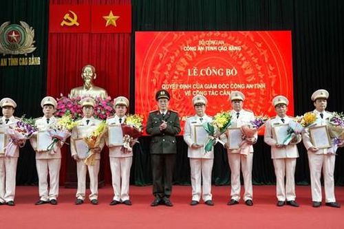11 đồng chí Trưởng phòng, Trưởng Công an huyện và 13 Phó Trưởng phòng xin nghỉ hưu trước tuổi