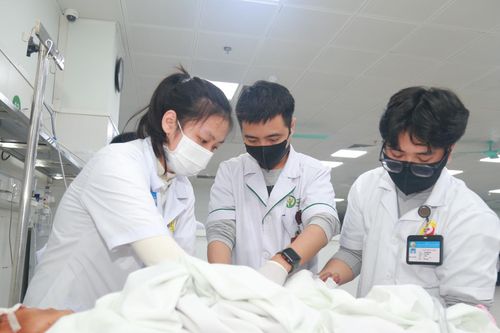 Đưa bệnh nhân trong vụ tai nạn ở Sơn La về Bệnh viện Hữu nghị Việt Đức