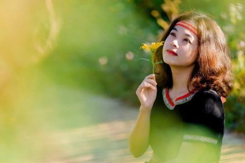 Có nỗi buồn như nắng rớt qua vai