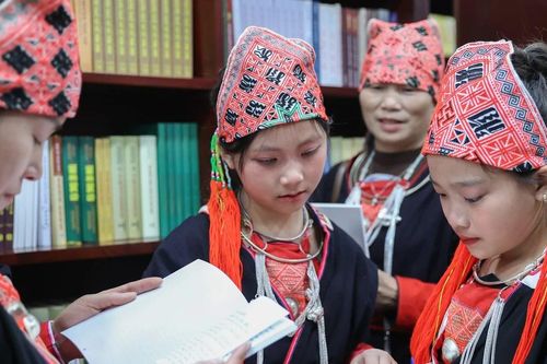 Học viện Phật giáo Việt Nam tại Hà Nội trao tặng tủ sách cho nhiều trường học