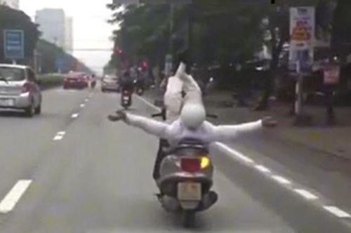 Xác minh cảnh người đàn ông đi xe máy 'làm xiếc' giữa đường