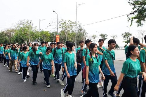 Hơn 150 học sinh Cần Thơ đi bộ truyền thông về thích ứng biến đổi khí hậu
