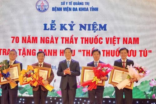 4 bác sĩ ở Quảng Trị được trao tặng danh hiệu 'Thầy thuốc Ưu tú'