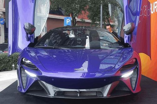 McLaren Artura Spider xuất hiện ấn tượng trên đường phố Việt Nam