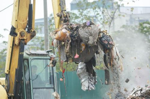 Hà Nội: Hàng chục tấn rác ở La Phù đang tiếp tục được dọn dẹp