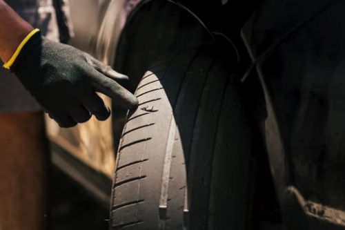 7 cách dễ dàng để biết khi nào cần thay lốp xe mới