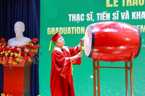 Hơn 200 học viên cao học, nghiên cứu sinh được trao bằng Tiến sĩ, Thạc sĩ Luật