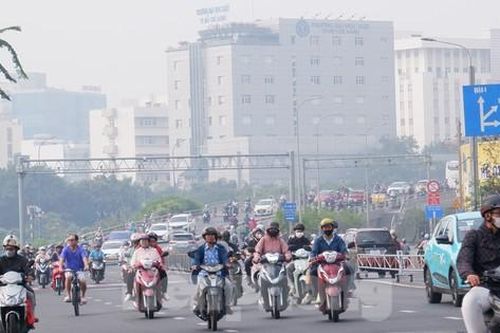 TPHCM chìm trong sương mù, nồng độ bụi mịn ở mức cao