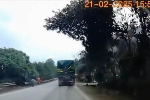 Đang cắt cỏ, người đàn ông bị lốp xe văng trúng tử vong