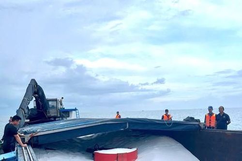 Sà lan chở hơn 100 tấn đạm URE lậu trên biển