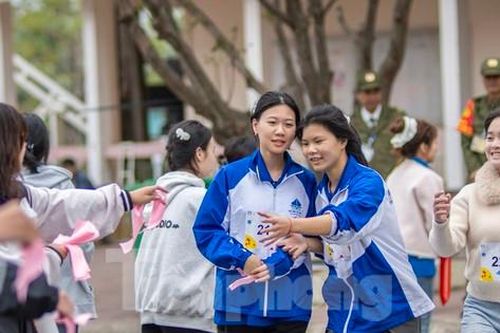 Sinh viên tham gia giải chạy tại Đại học Hạ Long