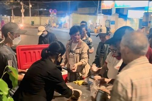 Nồi cháo ấm áp yêu thương giữa lòng phố biển Nha Trang