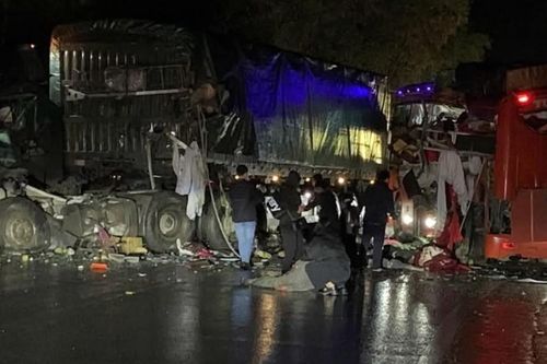 Tai nạn 6 người chết: Phần đuôi xe khách văng vào ô tô đầu kéo đi chiều ngược lại