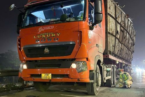 Phạt xe đầu kéo chở thùng container phế liệu 'như sắp đổ'