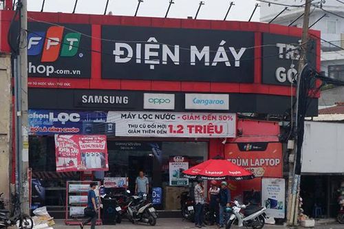 Cầm dao xông vào cửa hàng FPT ở Thủ Đức, đe dọa nhân viên để cướp tiền