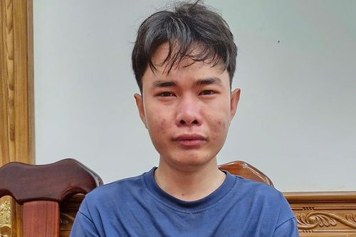 Sinh viên năm 4 run rẩy bật khóc, khai lý do cầm dao cướp tiền ở cửa hàng FPT