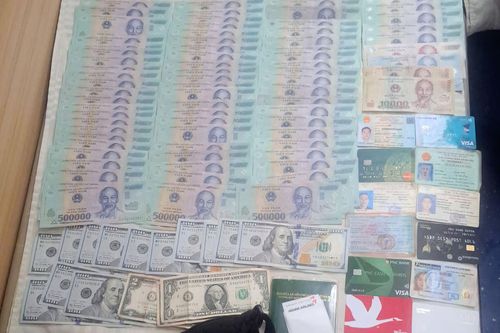 Trả lại túi tiền cho hành khách để quên trên tàu SE30