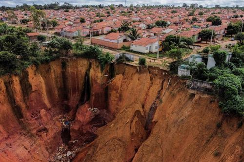 Kinh hoàng hố sụt khổng lồ đe dọa 'nuốt chửng' thành phố ở Brazil