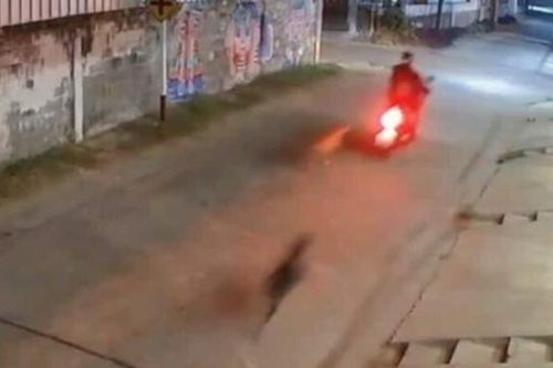 Bị chó đuổi, cậu bé va chạm với ô tô khi phóng xe bỏ chạy