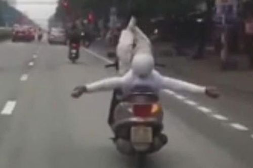 Công an xác minh, làm rõ video người đàn ông thả 2 tay 'làm xiếc' với xe máy đang chạy trên phố