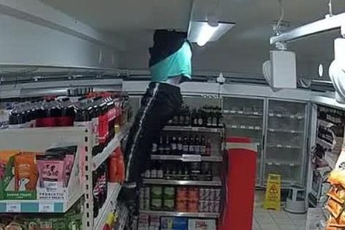 Khoảnh khắc trộm đột nhập siêu thị như phim hành động