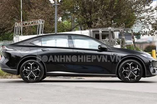 Xe sedan hạng D trang bị 'đỉnh nóc', tiết kiệm xăng hơn xe máy, giá rẻ bất ngờ
