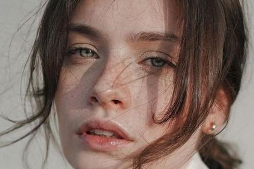 'Chìa khóa' để có lớp trang điểm tự nhiên, che tàn nhang hiệu quả