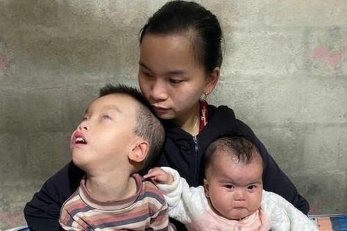 Hoàn cảnh đáng thương của bé trai 4 tuổi bị bại não, mù cả 2 mắt
