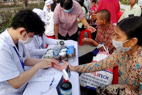 Khám bệnh, tặng quà cho 400 đồng bào dân tộc thiểu số Khmer huyện Tri Tôn
