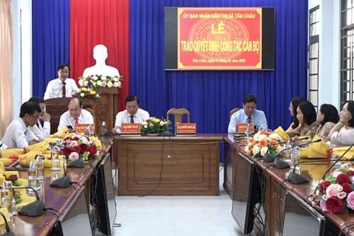 UBND TX. Tân Châu trao quyết định công tác cán bộ