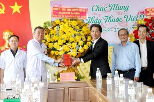 Lãnh đạo thành phố thăm, chúc mừng các đơn vị y tế nhân ngày Thầy thuốc Việt Nam