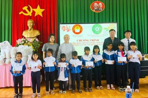 Bảo Lâm: Trao học bổng và quà cho học sinh hiếu học