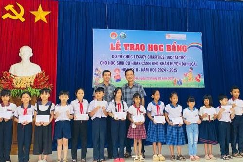 Đạ Huoai: Trao học bổng của tổ chức Legacy Charities cho các em học sinh