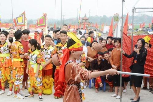 Trẩy hội Xuân vui trò bịt mắt đập niêu đất