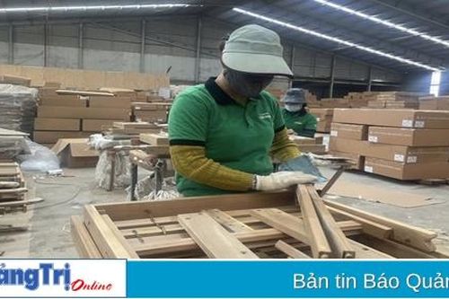Đoàn viên, người lao động hăng hái làm việc sau Tết