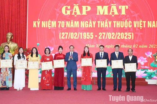 Hàm Yên khen thưởng tập thể và cá nhân có thành tích xuất sắc nhân kỷ niệm 70 năm ngày Thầy thuốc Việt Nam