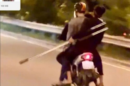 Triệu tập 5 đối tượng đi trên một xe máy gây náo loạn đường phố lúc rạng sáng