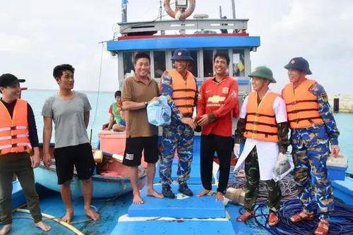 Hỗ trợ tàu cá gặp nạn ở Trường Sa
