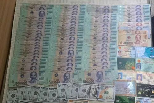 Khách đi tàu bỏ quên túi chứa 37 triệu đồng, 1.300 USD