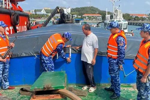 Bắt xà lan vận chuyển trái phép hơn 100 tấn URE