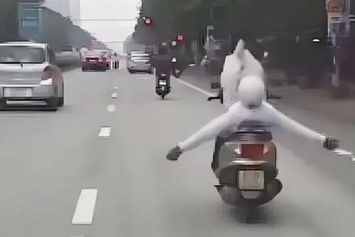 Tài xế 'làm xiếc' nguy hiểm trên xe máy