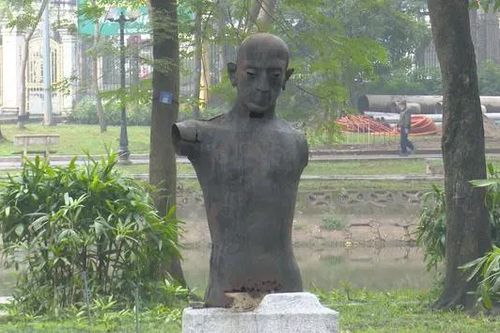 Vườn tượng Công viên Bách Thảo xuống cấp trầm trọng